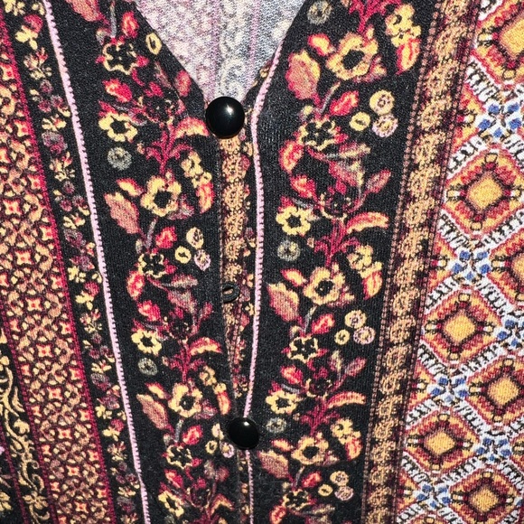 Daytrip Multicolor Patterned Top (missing button) - Picture 2 of 4